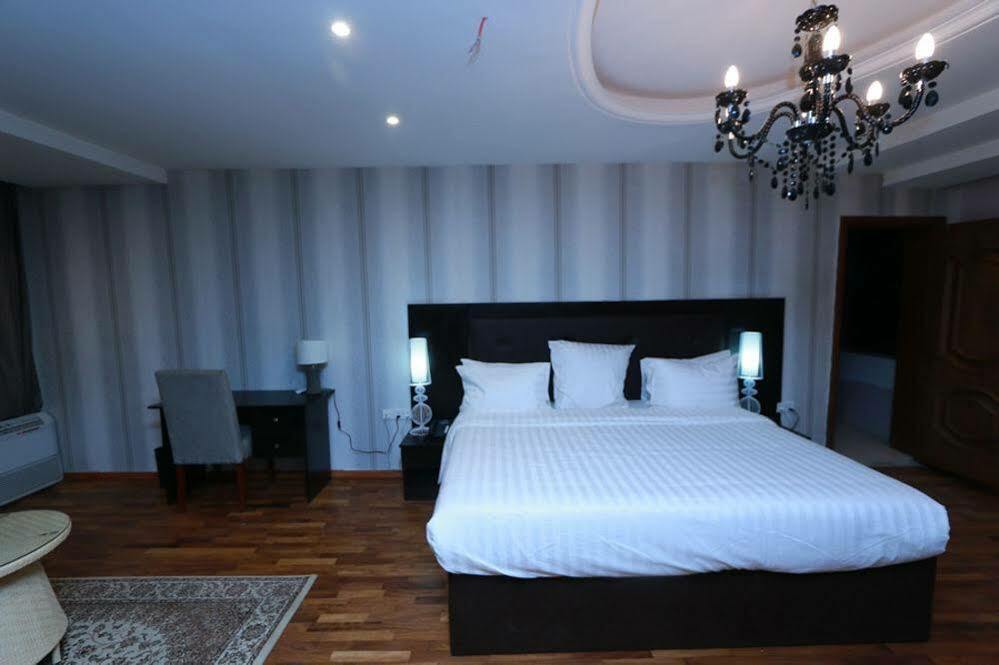 Tivoli Hotel Seafront Ikoyi Aliayabiagba Exteriör bild